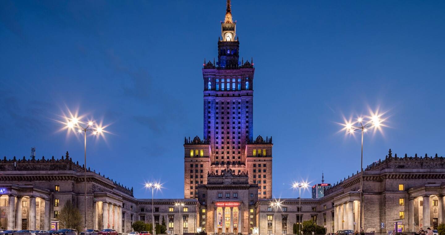 Oświetlenie przed Pałacem Kultury i Nauki oraz wokół Placu Defilad w Warszawie 