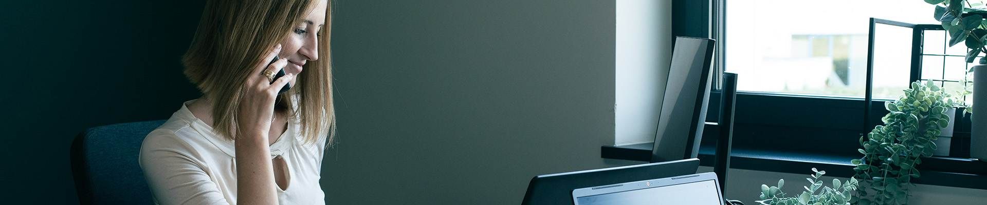 Lena Lighting- kobieta rozmawiająca przez telefon