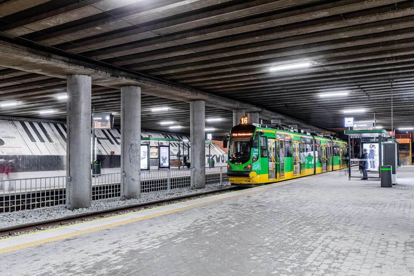 Kurpinskiego_Przystanek przy - PST Kurpińskiego - Poznań-Tytan-LED-Pro