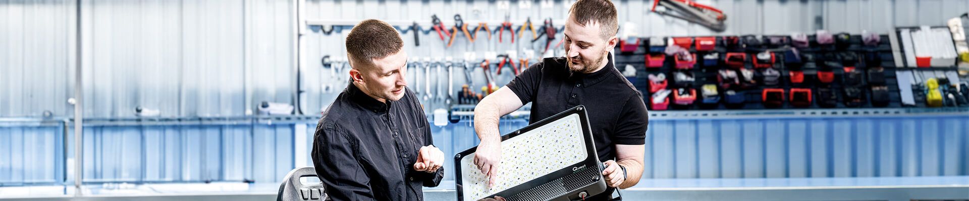 Lena Lighting- pracownicy przed komputerem